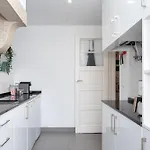 The House - Comfortable For Families & Friends - By Homely Лісабон