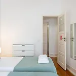 The House - Comfortable For Families & Friends - By Homely * Лісабон