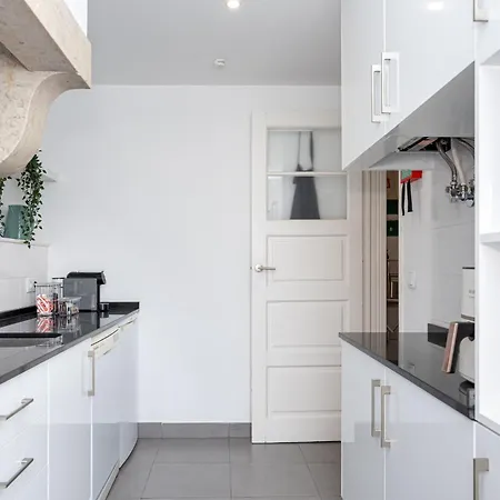 The House - Comfortable For Families & Friends - By Homely Lizbona